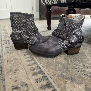 Very Volatile Deluxe Boot size 6